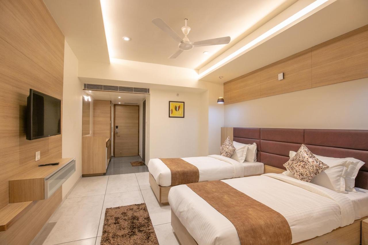 Hotel Silvera Grand อาเมดาบัด ภายนอก รูปภาพ