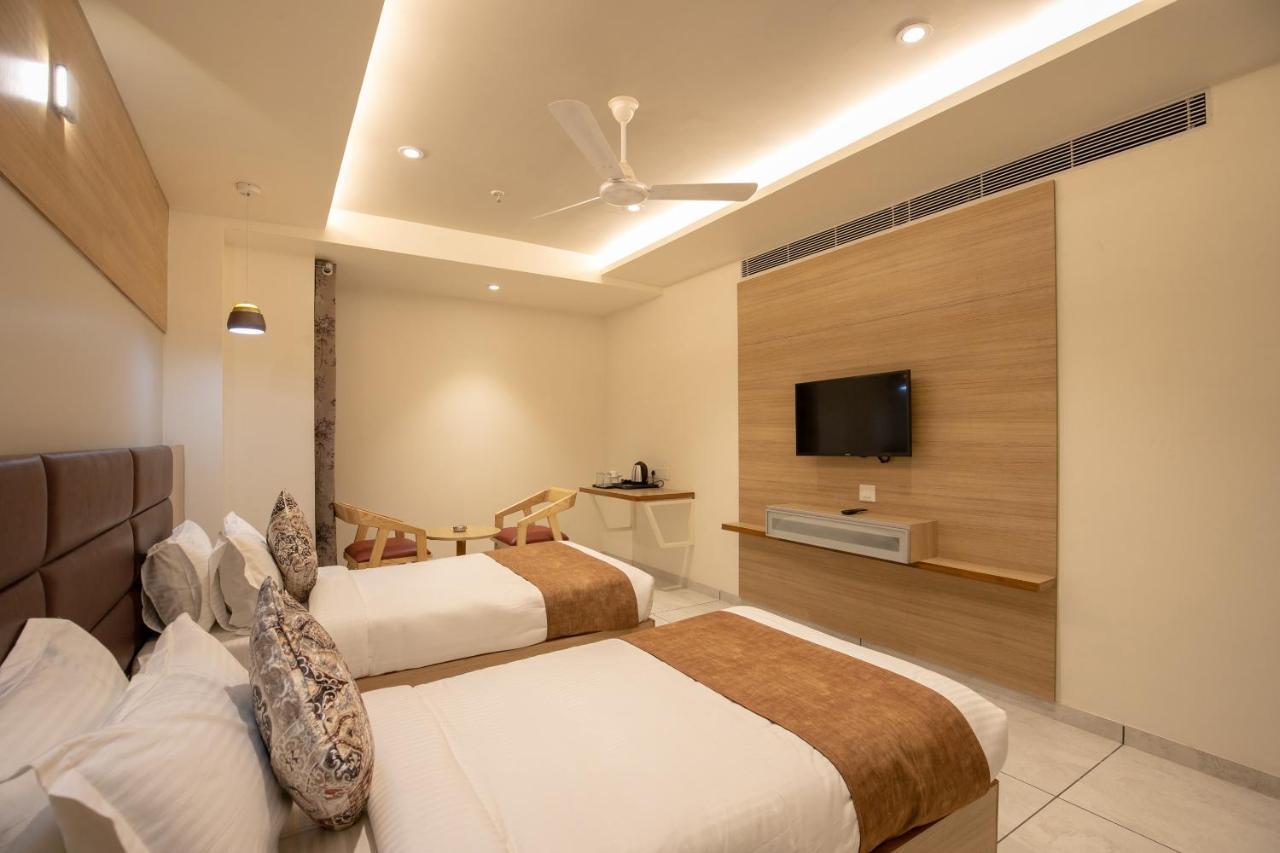 Hotel Silvera Grand อาเมดาบัด ภายนอก รูปภาพ