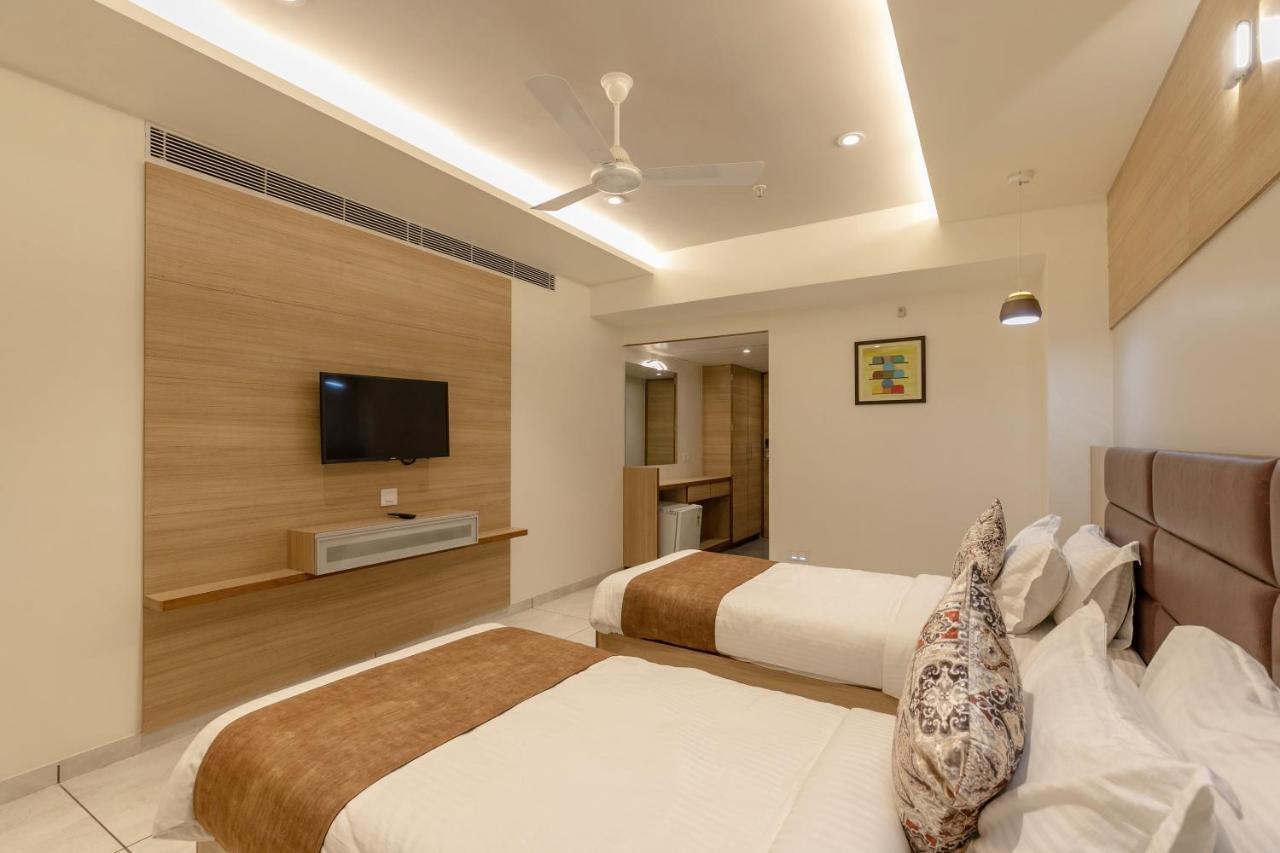 Hotel Silvera Grand อาเมดาบัด ภายนอก รูปภาพ