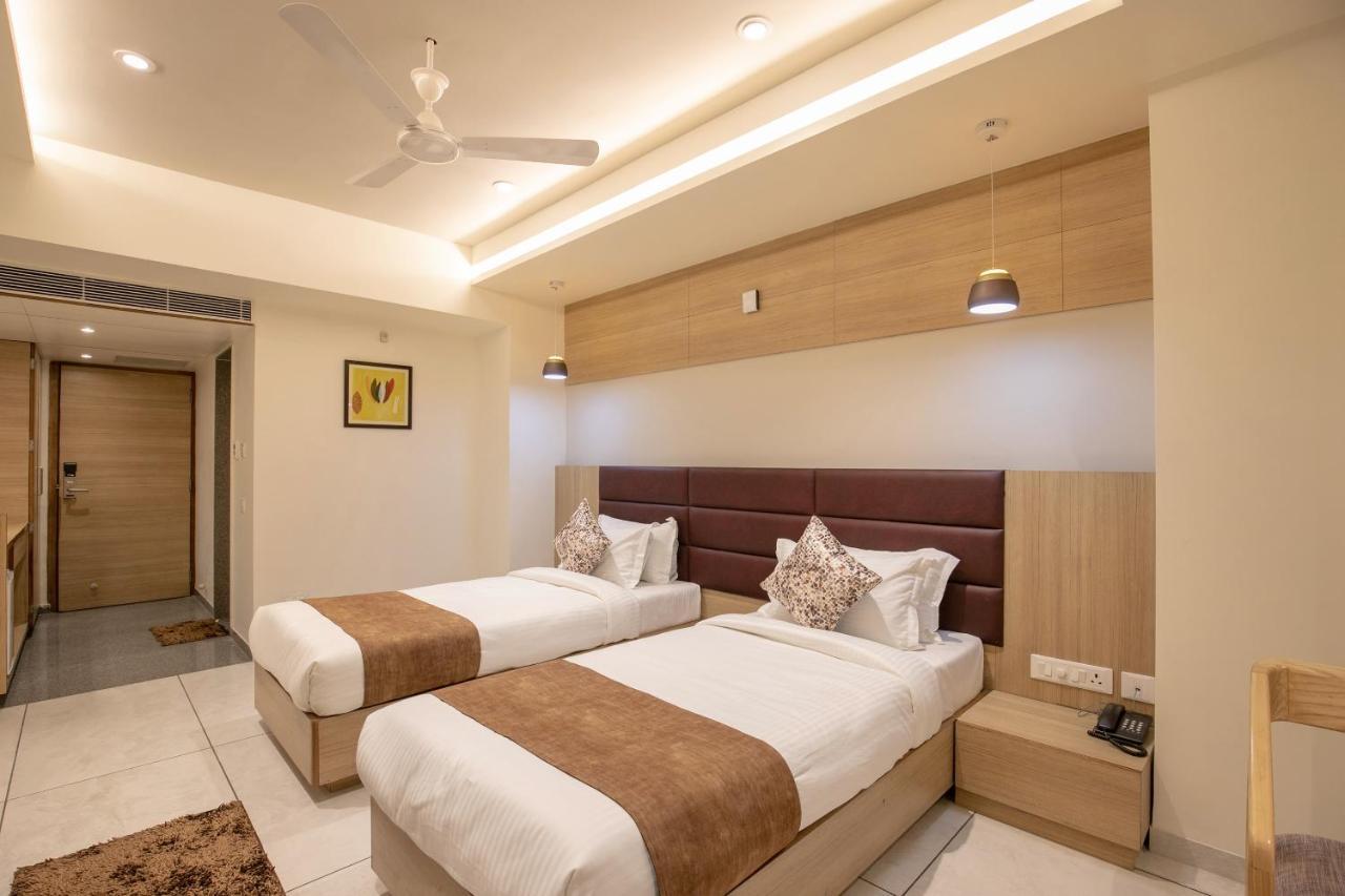 Hotel Silvera Grand อาเมดาบัด ภายนอก รูปภาพ
