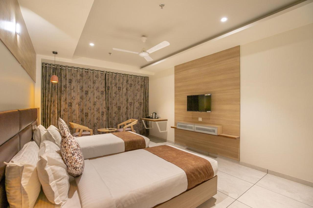 Hotel Silvera Grand อาเมดาบัด ภายนอก รูปภาพ