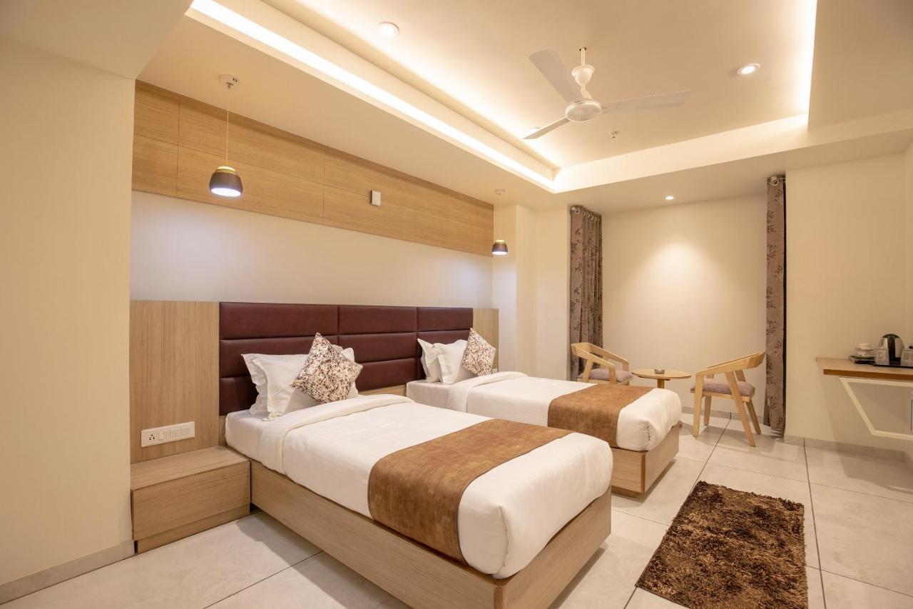 Hotel Silvera Grand อาเมดาบัด ภายนอก รูปภาพ