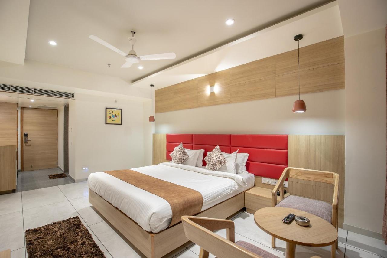 Hotel Silvera Grand อาเมดาบัด ภายนอก รูปภาพ