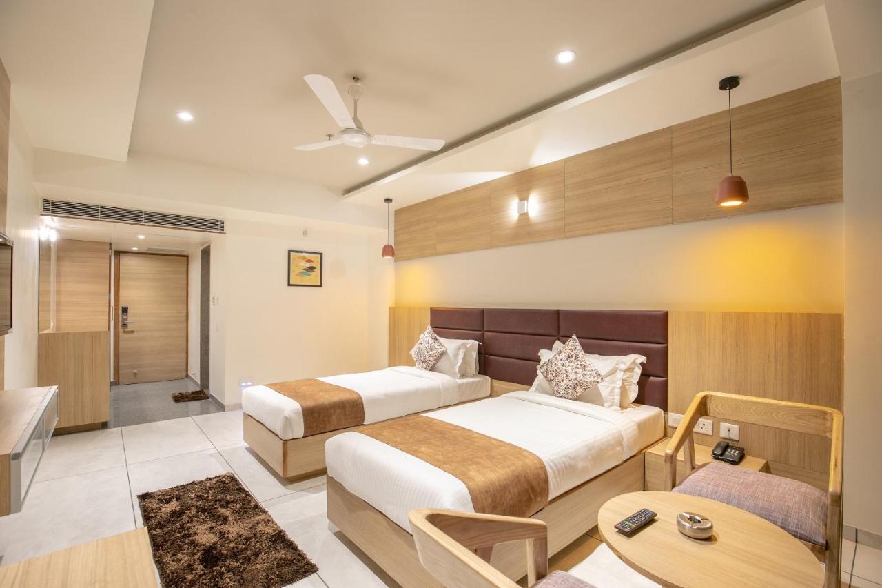 Hotel Silvera Grand อาเมดาบัด ภายนอก รูปภาพ
