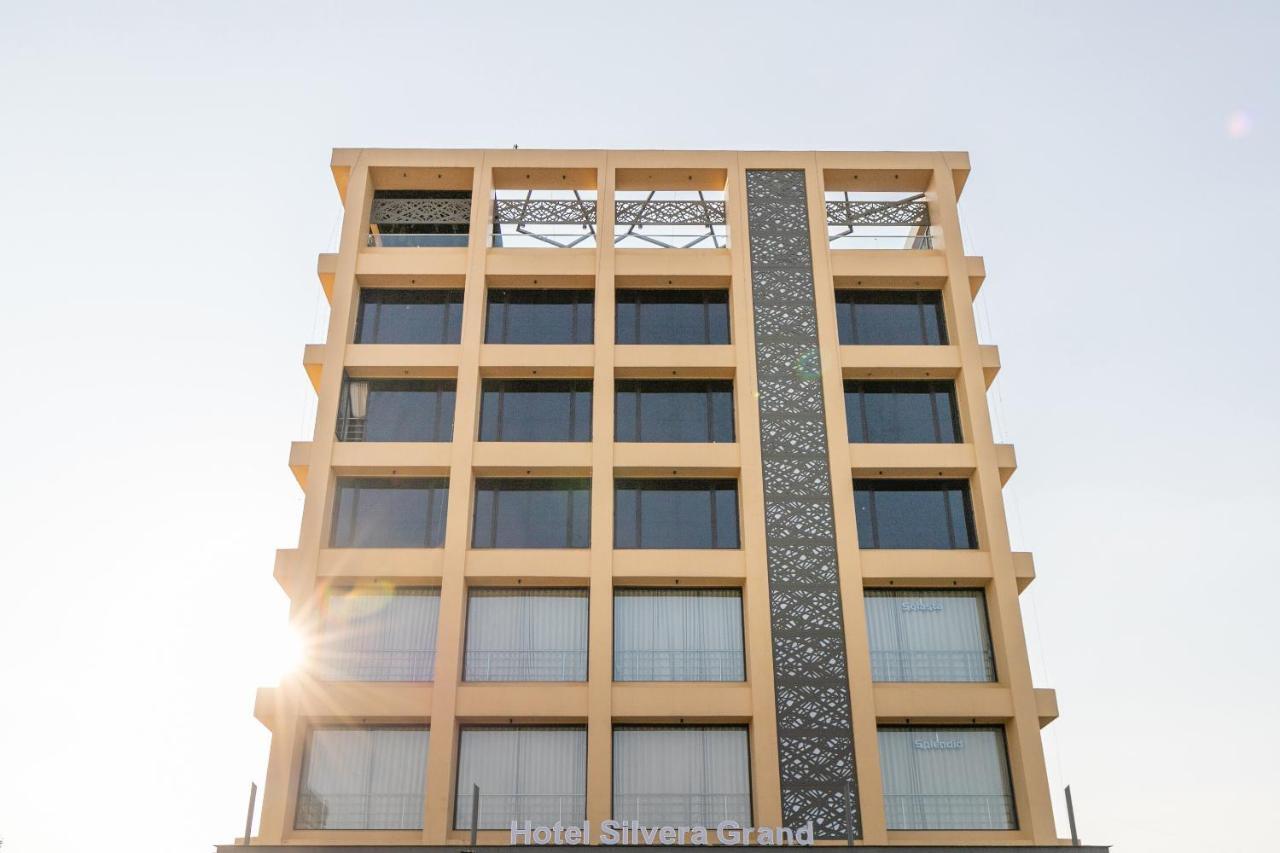 Hotel Silvera Grand อาเมดาบัด ภายนอก รูปภาพ