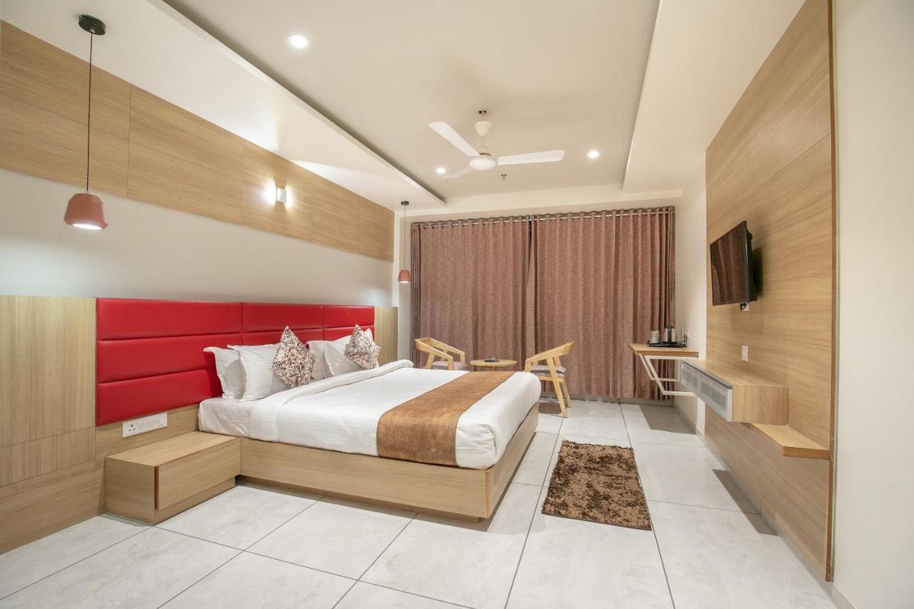 Hotel Silvera Grand อาเมดาบัด ภายนอก รูปภาพ
