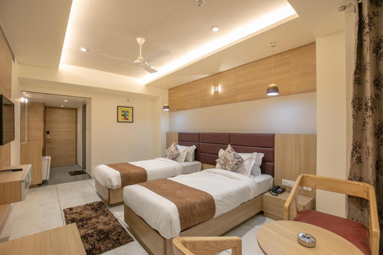 Hotel Silvera Grand อาเมดาบัด ภายนอก รูปภาพ