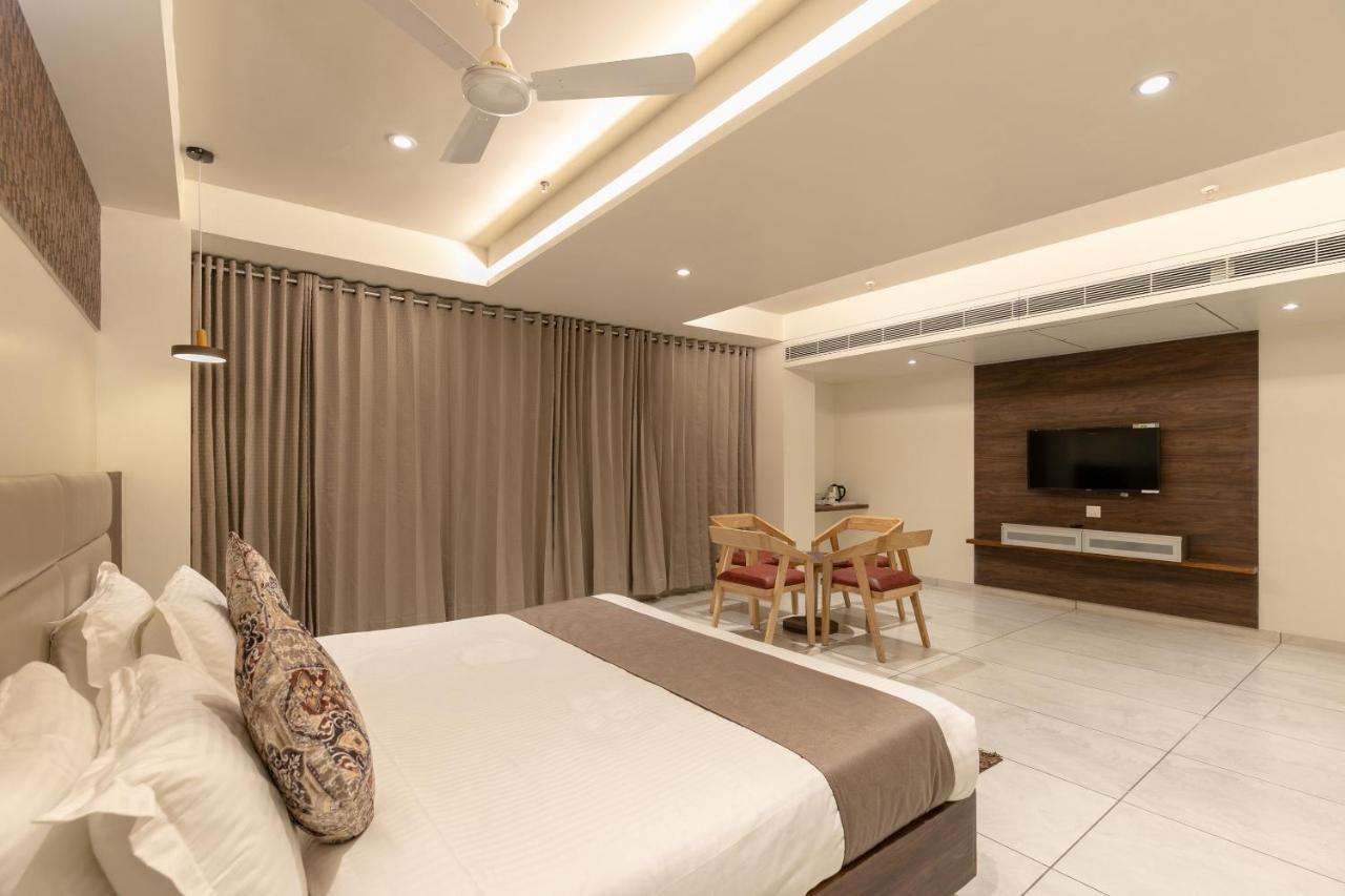 Hotel Silvera Grand อาเมดาบัด ภายนอก รูปภาพ