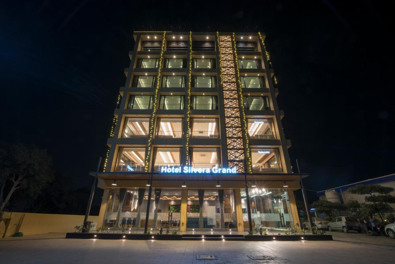 Hotel Silvera Grand อาเมดาบัด ภายนอก รูปภาพ