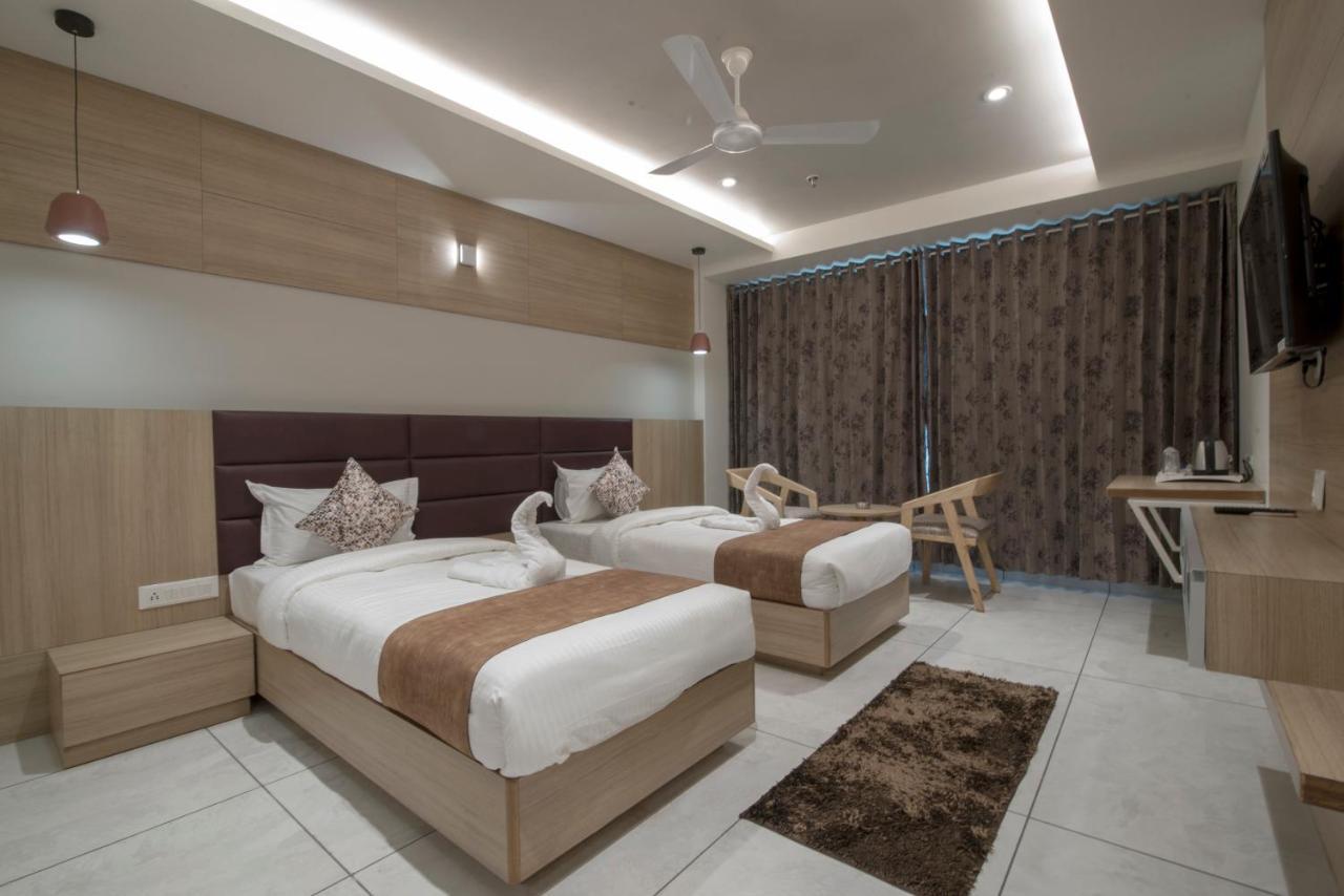Hotel Silvera Grand อาเมดาบัด ภายนอก รูปภาพ