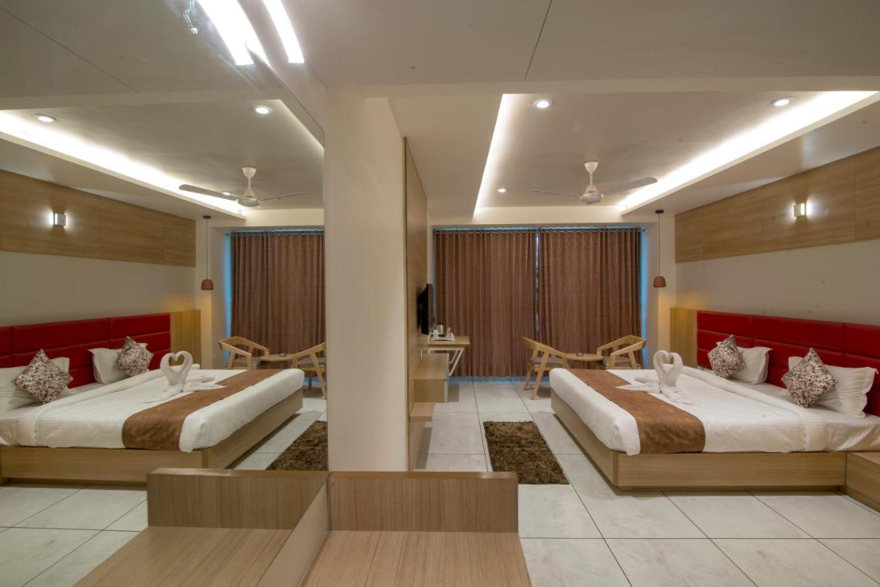 Hotel Silvera Grand อาเมดาบัด ภายนอก รูปภาพ