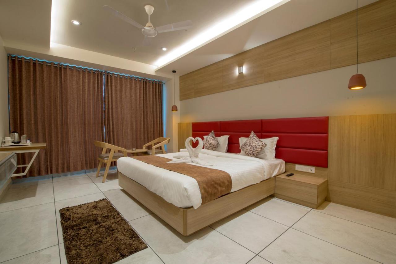 Hotel Silvera Grand อาเมดาบัด ภายนอก รูปภาพ