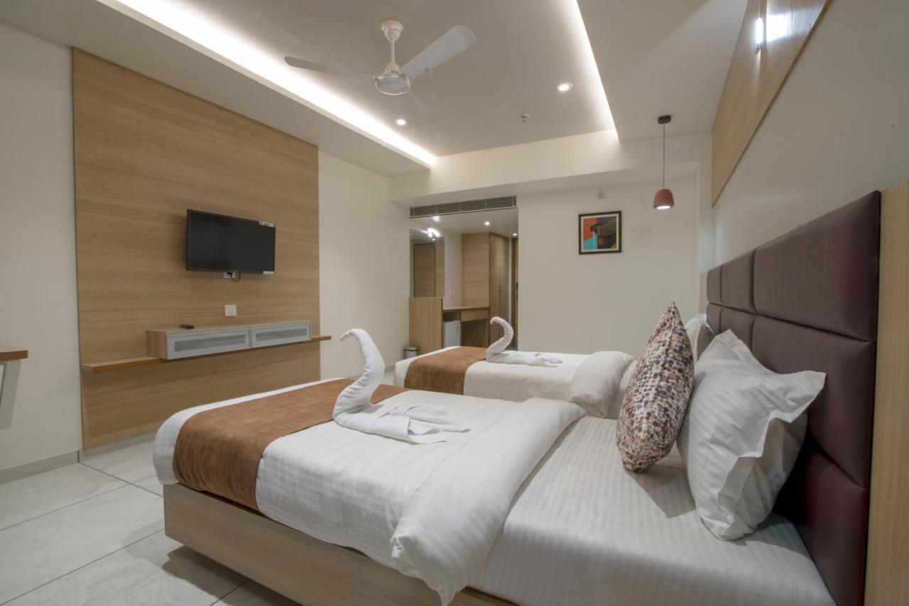 Hotel Silvera Grand อาเมดาบัด ภายนอก รูปภาพ