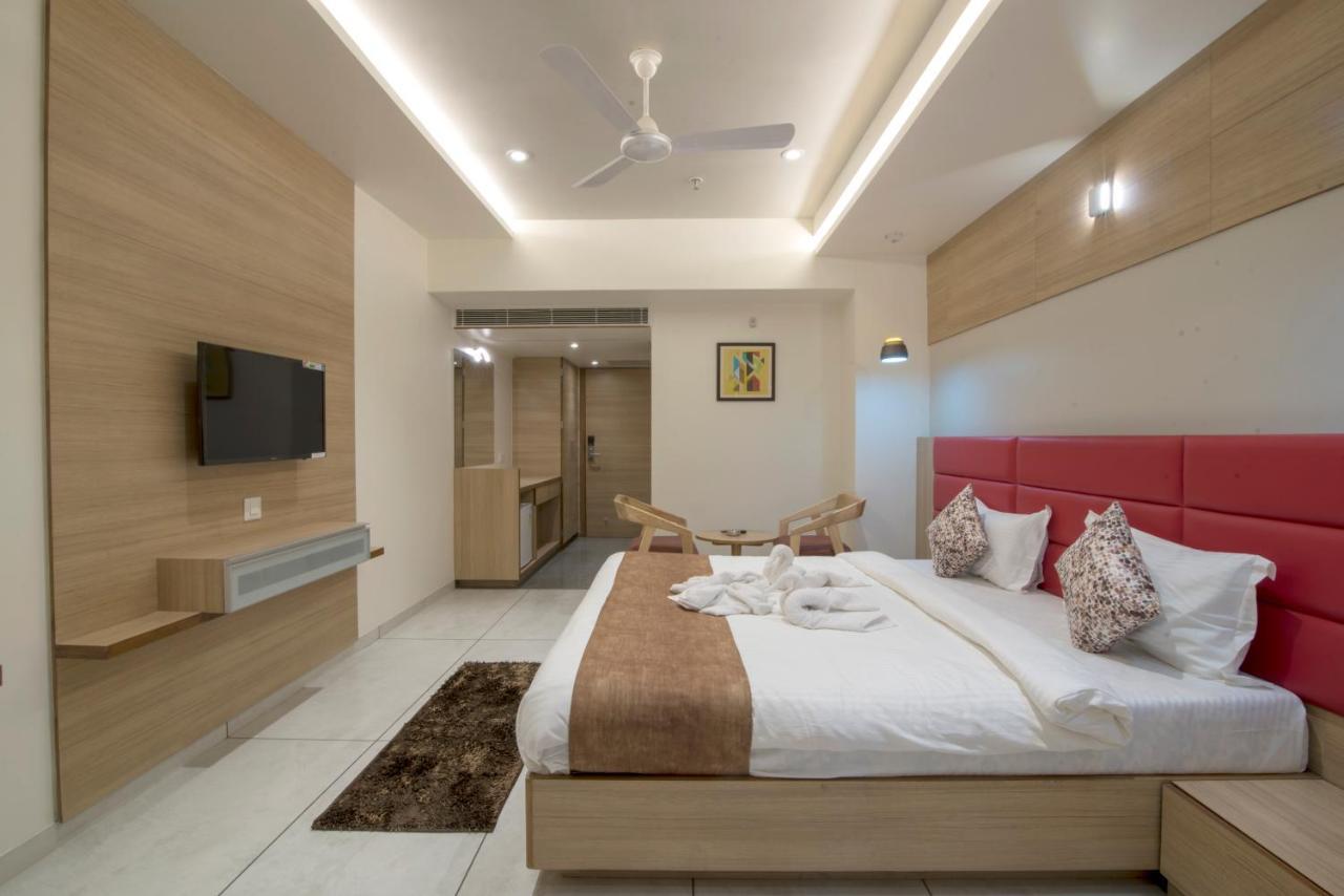 Hotel Silvera Grand อาเมดาบัด ภายนอก รูปภาพ