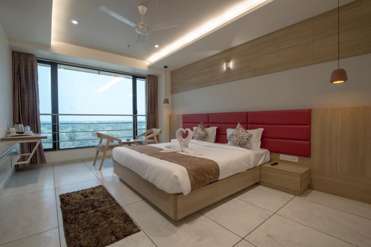 Hotel Silvera Grand อาเมดาบัด ภายนอก รูปภาพ