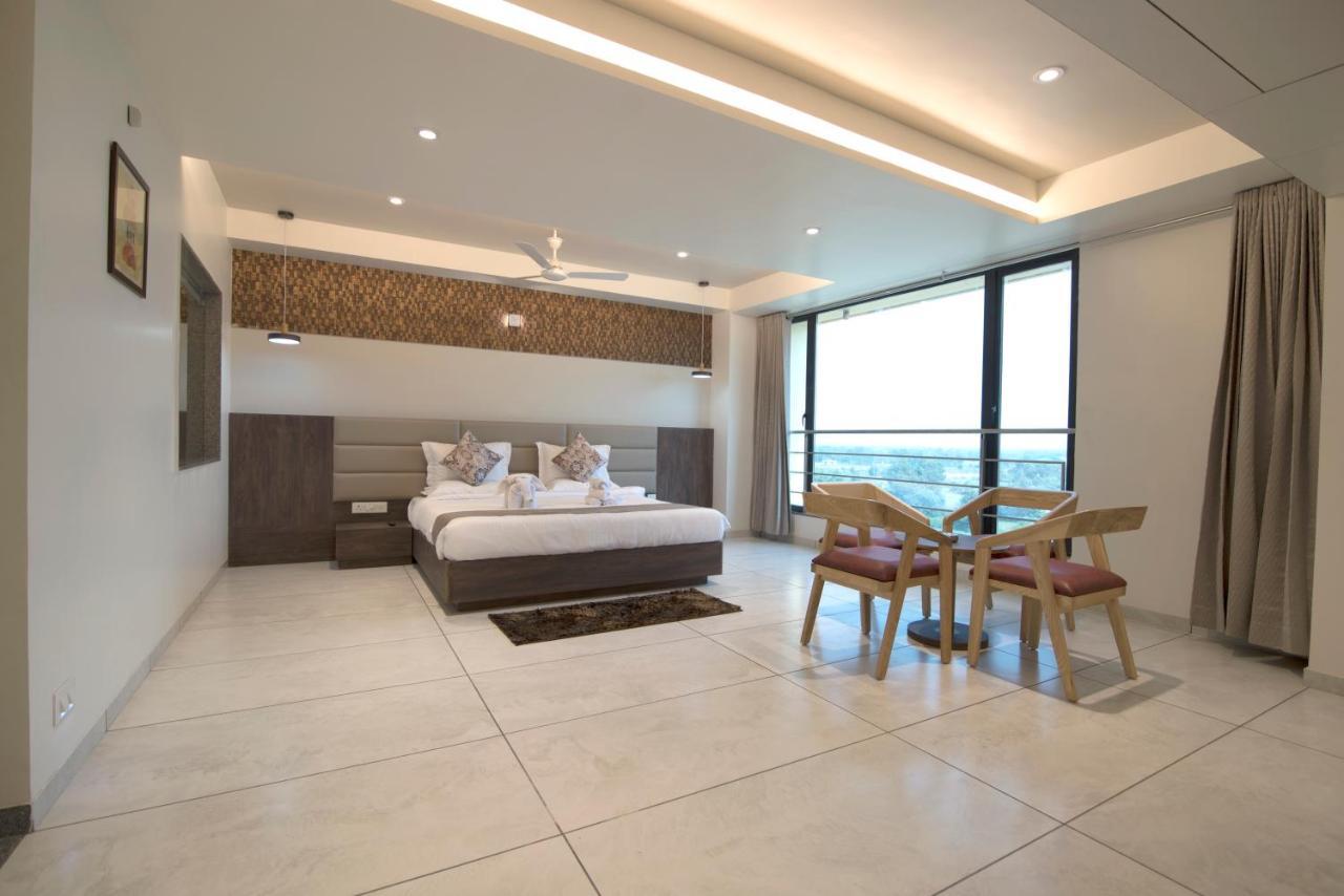 Hotel Silvera Grand อาเมดาบัด ภายนอก รูปภาพ