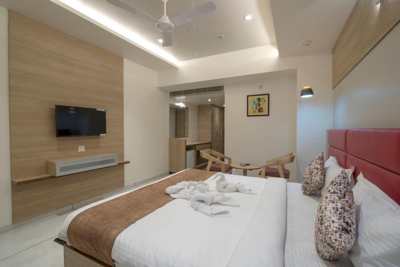 Hotel Silvera Grand อาเมดาบัด ภายนอก รูปภาพ