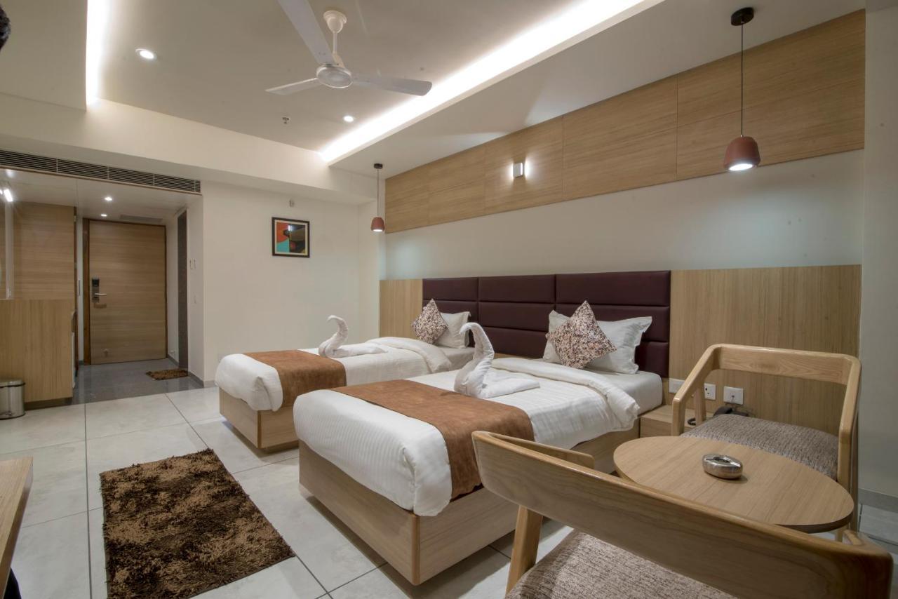 Hotel Silvera Grand อาเมดาบัด ภายนอก รูปภาพ