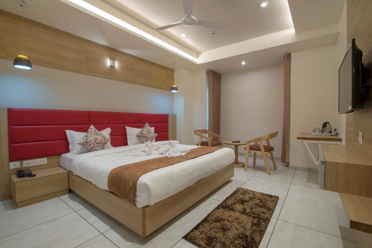 Hotel Silvera Grand อาเมดาบัด ภายนอก รูปภาพ