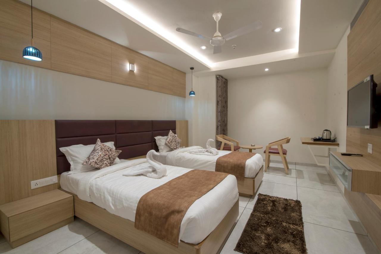 Hotel Silvera Grand อาเมดาบัด ภายนอก รูปภาพ